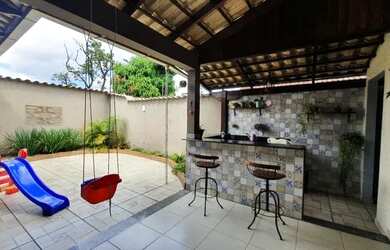 Imagem: A casa possui 4 Dormitórios, 3 Banheiros, 2 Vagas na garagem