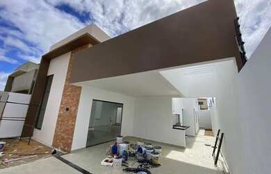 Imagem: A casa possui 3 Dormitórios, 2 Banheiros, 2 Vagas na garagem