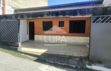 Imagem: A casa possui 1 Dormitório, 1 Banheiro, 1 Vaga na garagem