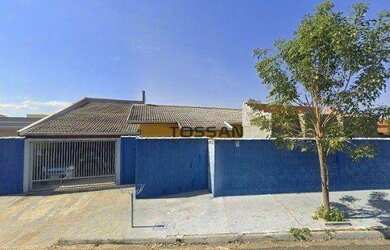 Imagem: A casa possui 4 Dormitórios, 2 Banheiros, 2 Vagas na garagem