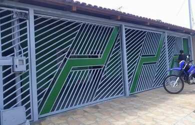 Imagem: A casa possui 3 Dormitórios, 2 Banheiros, 2 Vagas na garagem