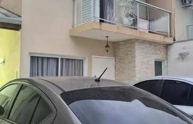 Imagem: A casa possui 3 Dormitórios, 2 Banheiros, 2 Vagas na garagem