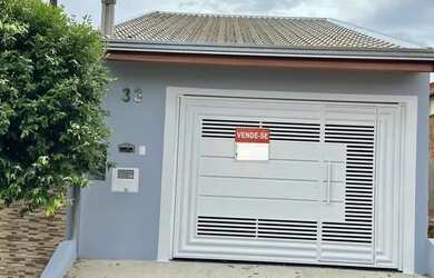 Imagem: A casa possui 3 Dormitórios, 1 Banheiro, 1 Vaga na garagem