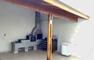 Imagem: A casa possui 2 Dormitórios, 1 Banheiro, 2 Vagas na garagem