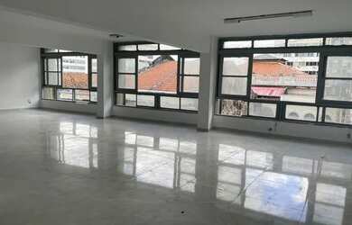 Imagem: O depósito possui 3 Vagas na garagem, 164m² de Área e está