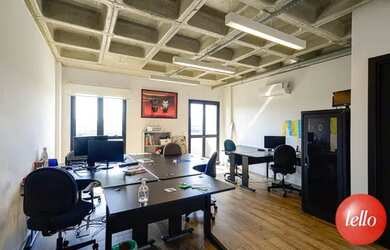 Imagem: O depósito possui 2 Vagas na garagem, 74m² de Área e está