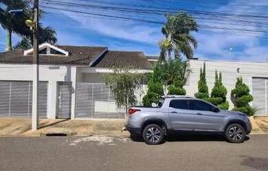 Imagem: A casa possui 3 Dormitórios, 2 Banheiros, 4 Vagas na garagem