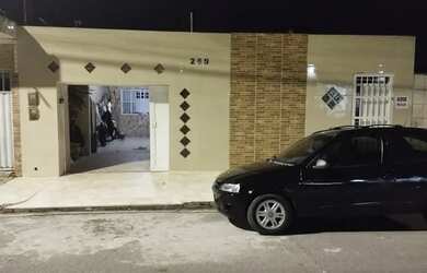 Imagem: A casa possui 3 Dormitórios, 4 Banheiros, 2 Vagas na garagem