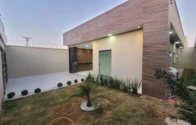 Imagem: A casa possui 3 Dormitórios, 1 Banheiro, 2 Vagas na garagem