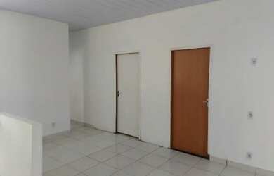 Imagem: A casa possui 3 Dormitórios, 1 Banheiro, 2 Vagas na garagem