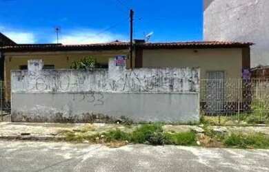 Imagem: A casa possui 4 Dormitórios, 3 Banheiros, 1 Vaga na garagem