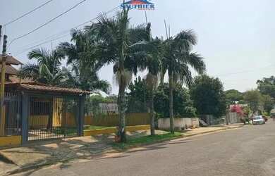 Imagem: A casa possui 3 Dormitórios, 2 Banheiros, 1 Vaga na garagem