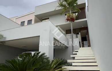 Imagem: A casa possui 3 Dormitórios, 1 Banheiro, 2 Vagas na garagem