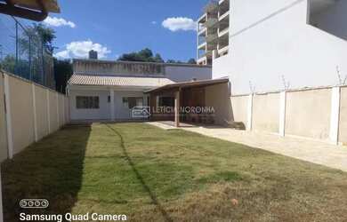 Imagem: A casa possui 2 Dormitórios, 1 Banheiro, 4 Vagas na garagem