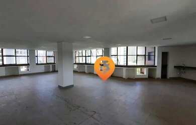 Imagem: O depósito possui 2 Vagas na garagem, 300m² de Área e está