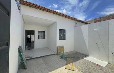 Imagem: A casa possui 3 Dormitórios, 2 Banheiros, 2 Vagas na garagem