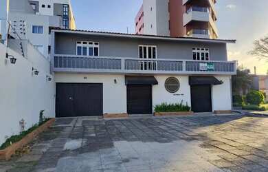 Imagem: A casa possui 3 Dormitórios, 2 Banheiros, 3 Vagas na garagem