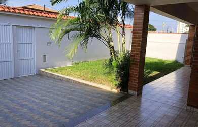 Imagem: A casa possui 5 Dormitórios, 5 Banheiros, 4 Vagas na garagem