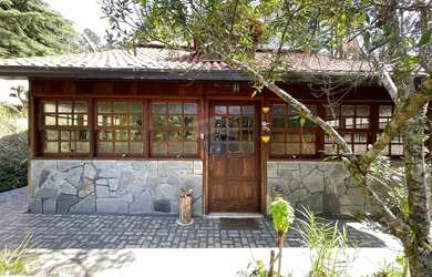 Imagem: A casa possui 4 Dormitórios, 3 Banheiros, 2 Vagas na garagem