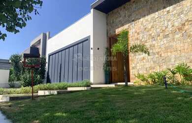 Imagem: A casa em condomínio possui 3 Dormitórios, 4 Banheiros, 4