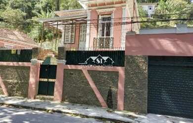 Imagem: A casa possui 3 Dormitórios, 2 Banheiros, 1 Vaga na garagem