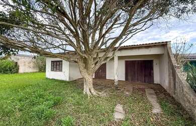 Imagem: A casa possui 3 Dormitórios, 2 Banheiros, 1 Vaga na garagem