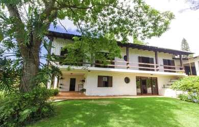 Imagem: A casa possui 4 Dormitórios, 5 Banheiros, 5 Vagas na garagem