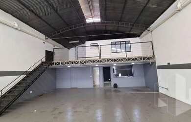 Imagem: O depósito possui 300m² de Área e está localizado em Jardim