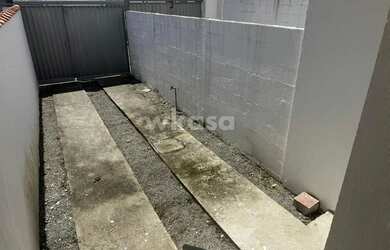 Imagem: A casa possui 3 Dormitórios, 2 Banheiros, 2 Vagas na garagem