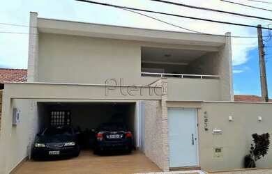 Imagem: A casa possui 4 Dormitórios, 5 Banheiros, 4 Vagas na garagem