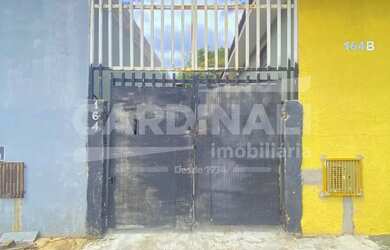 Imagem: A casa possui 3 Dormitórios, 1 Banheiro, 2 Vagas na garagem