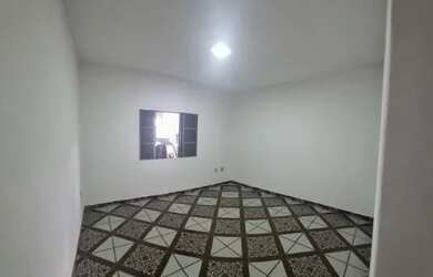 Imagem: A casa possui 2 Dormitórios, 2 Banheiros, 2 Vagas na garagem