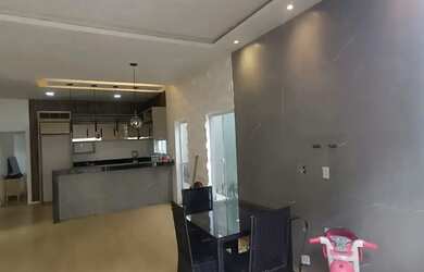 Imagem: A casa possui 3 Dormitórios, 2 Banheiros, 2 Vagas na garagem