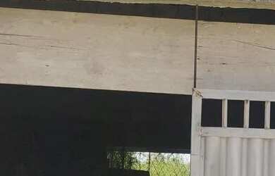 Imagem: A casa possui 3 Dormitórios, 1 Banheiro, 2 Vagas na garagem