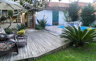 Imagem: A casa possui 3 Dormitórios, 2 Banheiros, 2 Vagas na garagem