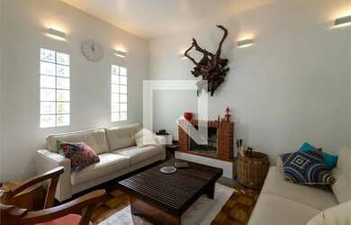 Imagem: A casa possui 3 Dormitórios, 4 Banheiros, 2 Vagas na garagem