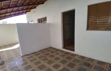 Imagem: A casa possui 3 Dormitórios, 1 Banheiro, 4 Vagas na garagem