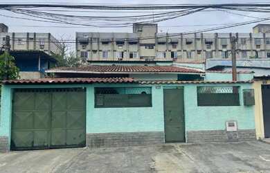 Imagem: A casa possui 5 Dormitórios, 3 Banheiros, 2 Vagas na garagem