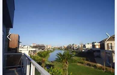 Imagem: A casa em condomínio possui 5 Dormitórios, 4 Banheiros, 3