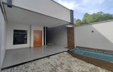 Imagem: A casa possui 3 Dormitórios, 3 Banheiros, 2 Vagas na garagem