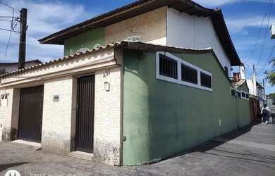 Imagem: A casa possui 4 Dormitórios, 2 Banheiros, 2 Vagas na garagem