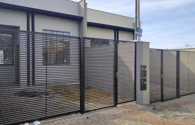 Imagem: A casa possui 3 Dormitórios, 2 Banheiros, 1 Vaga na garagem