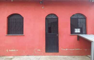 Imagem: A casa possui 3 Dormitórios, 2 Banheiros e está localizado