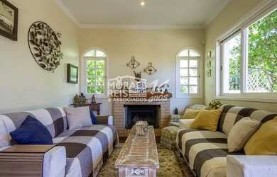 Imagem: A casa possui 3 Dormitórios, 4 Banheiros, 2 Vagas na garagem