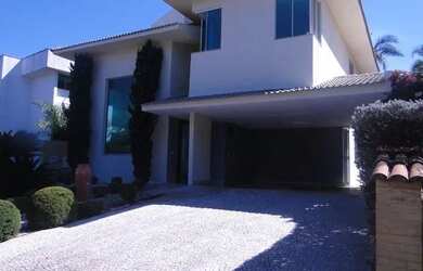 Imagem: A casa possui 4 Dormitórios, 5 Banheiros, 1 Vaga na garagem