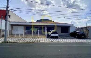 Imagem: A casa possui 3 Dormitórios, 3 Banheiros, 4 Vagas na garagem