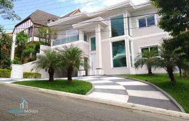 Imagem: A casa em condomínio possui 4 Dormitórios, 5 Banheiros e 440m²