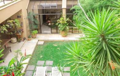 Imagem: A casa possui 4 Dormitórios, 2 Banheiros, 1 Vaga na garagem