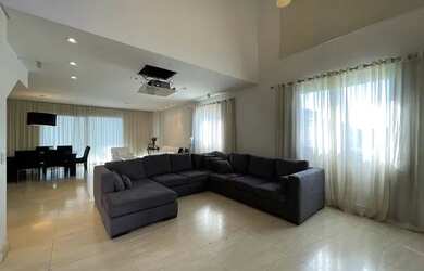 Imagem: A casa possui 4 Dormitórios, 5 Banheiros, 4 Vagas na garagem