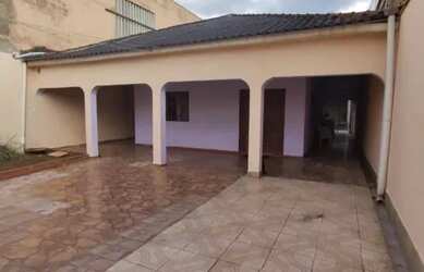 Imagem: A casa possui 2 Dormitórios, 1 Banheiro, 1 Vaga na garagem